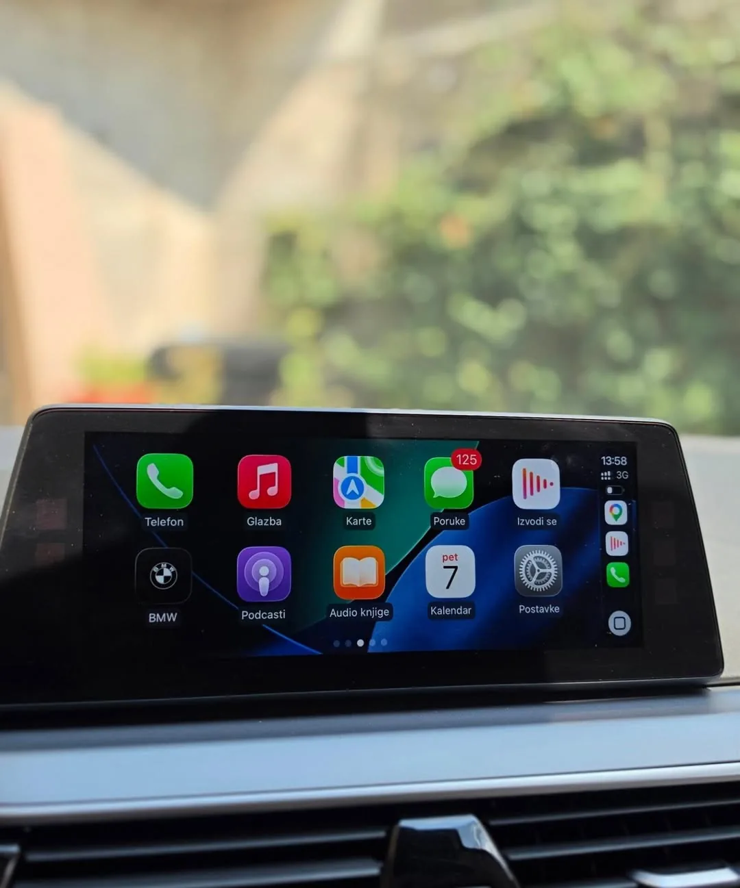 Apple CarPlay na infotainment ekranu BMW vozila