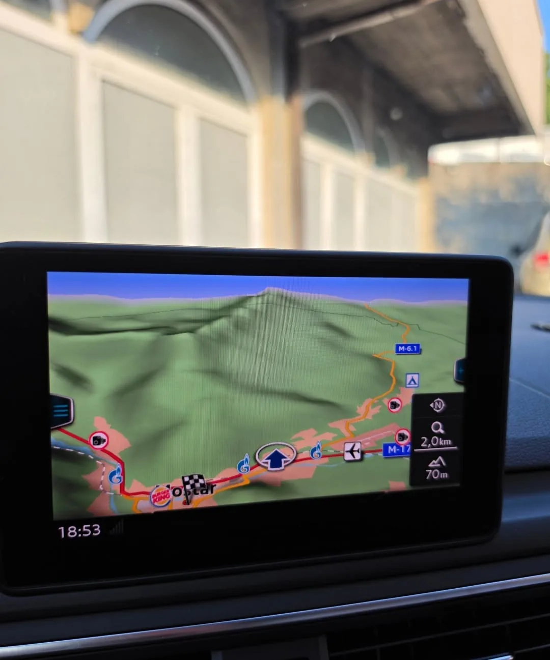 Navigacija na infotainment ekranu vozila
